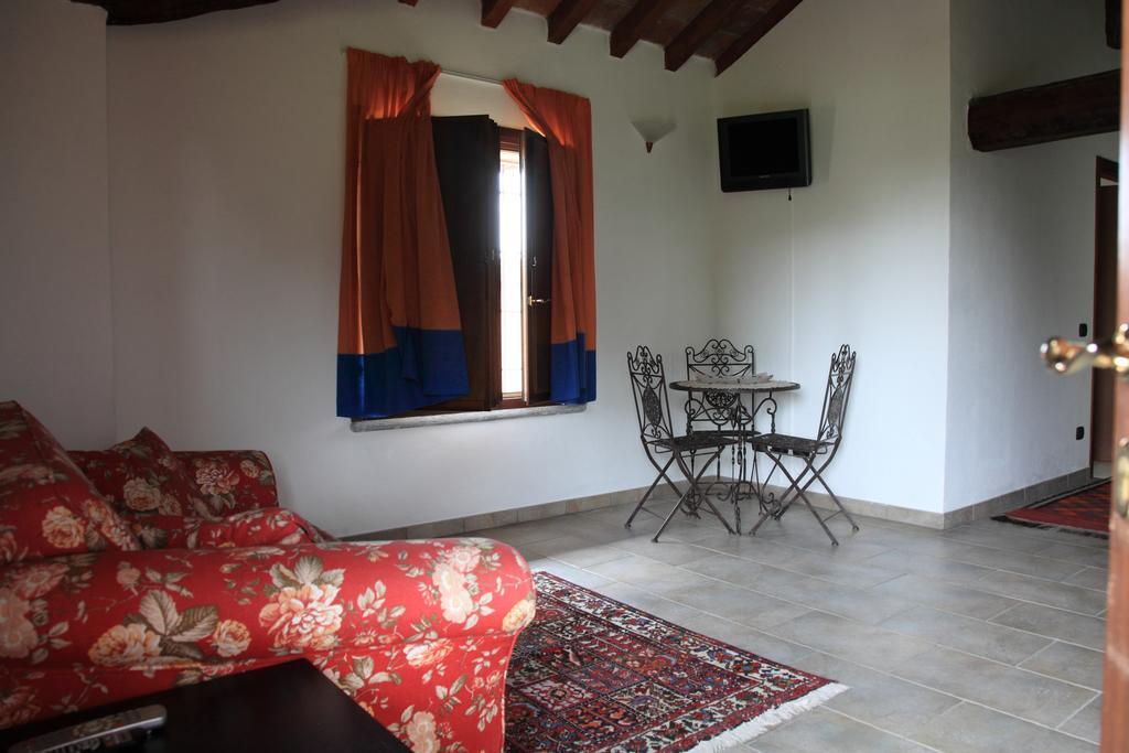 Locate di Triulzi Alloggio Agrituristico Cascina Tappa المظهر الخارجي الصورة